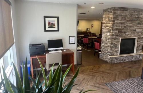 Deer Valley Hotel | Comfort Inn & Suites Phoenix North - Deer Valley