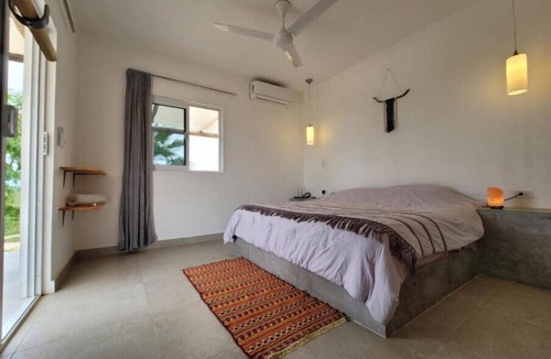 La Ventana Hostel | Comfort King Room #9 with Partial Sea View