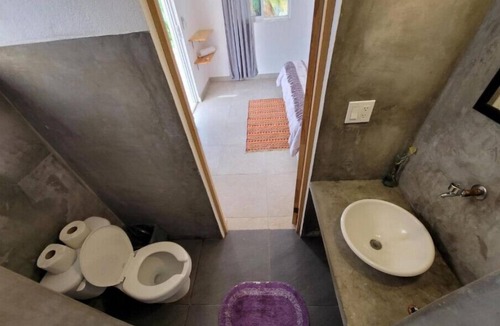 La Ventana Hostel | Comfort King Room #9 with Partial Sea View