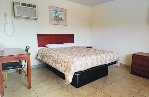 Pharr Hotel | Comfort Meets Convenience: Queen Bedroom w/Free Wi-Fi & Close to La Plaza Mall