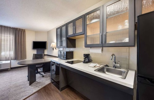 North Mountain Apartment | Comfort & Style in Downtown Glendale! Fully-equipped kitchen!