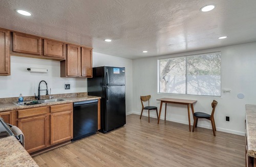 South Harrison House | Comfortable and Stylish 4-bedroom with Pool in Eastside Tucson - 10 guests