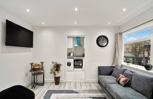 Belvedere Apartment | Comfortable Four-Bedroom Stay with Balcony