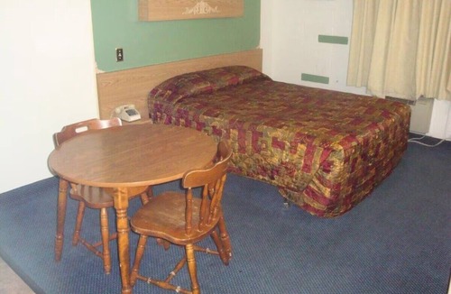 Lake Havasu City Hotel | Comfortable Pet-Friendly Room + Enjoy Relaxation Minutes from London Bridge