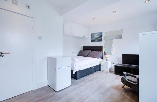 Perry Vale Apartment | Comfy and Convenient Studio Suite Lewisham with Free street parking, WIFI and quick access to central London Sleep 3