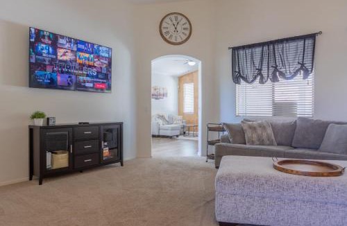 Bell West Ranch House | Comfy House Private Backyard with Pool BBQ Citrus