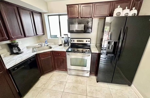 Blue Hills House | Comfy Modern Midtown Condo — walk to Hospitals