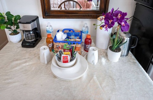 Boyle Heights Apartment | Comfy Studio Near Downtown LA * AC * WIFI * Snacks