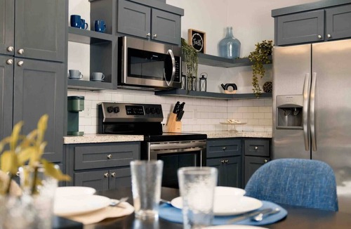 Edinburg Apartment | Contemporary Apartment! -near 10th-