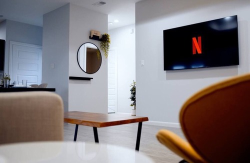 Edinburg Apartment | Contemporary Apartment! -near 10th-