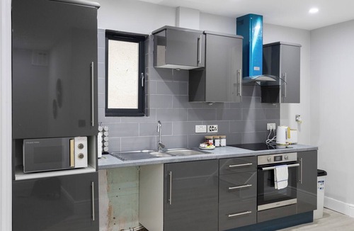 Wandsworth Apartment | Conveniently Situated - Luxuriously Furnished!