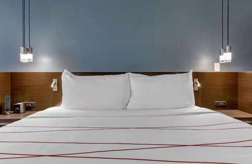 Riverside Hotel | Corner King Room Near ASU and Mill Ave | Modern Amenities and Rain Shower
