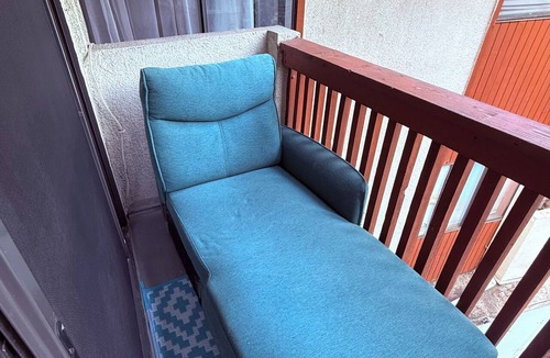 Winnetka Apartment | Cozy 1-bedroom apartment in welcoming Winnetka with AC