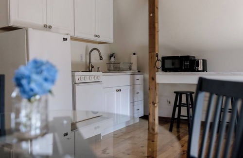 Gresham Apartment | Cozy 1-bedroom apartment with WiFi, parking, and keyboard in a peaceful setting.