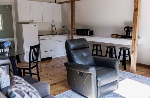Gresham Apartment | Cozy 1-bedroom apartment with WiFi, parking, and keyboard in a peaceful setting.