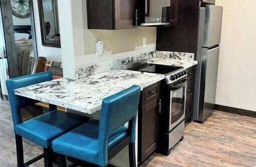 Peoria Cottage | Cozy 1-bedroom Cottage in lovely Peoria with AC, pool access, Full Kitchen