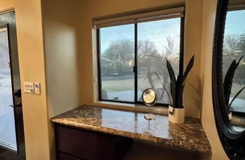 Peoria Cottage | Cozy 1-bedroom Cottage in lovely Peoria with AC, pool access, Full Kitchen