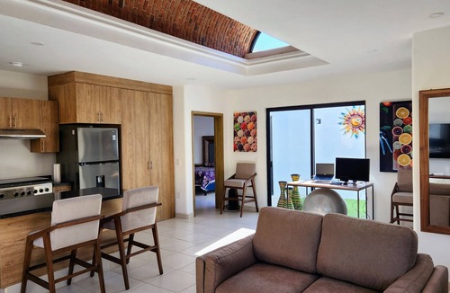 Riberas del Pilar House | cozy 2 bedroom 2 bathroom lake house in artsy Ajijic with fiber internet