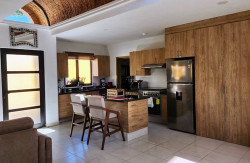 Riberas del Pilar House | cozy 2 bedroom 2 bathroom lake house in artsy Ajijic with fiber internet