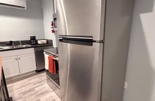 Claremont Apartment | Cozy 2-bedroom apartment in enchanting Claremont with AC