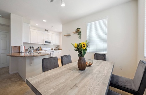 Orange Apartment | Cozy 2-bedroom apartment 7 min from Disneyland! Free parking and pool!