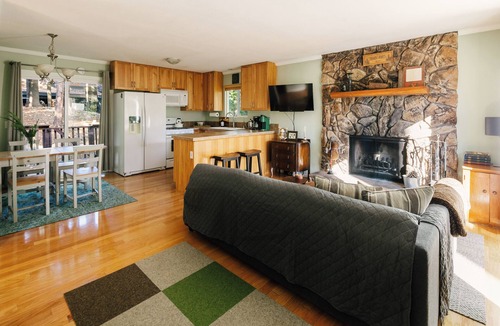 Arrowhead Villas Cabin | Cozy 2-bedroom cabin with central heat/AC in charming Lake Arrowhead