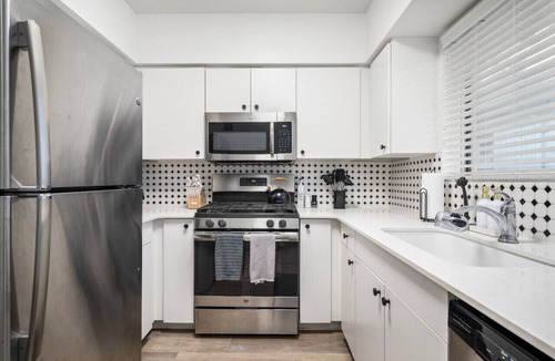 Alhambra Apartment | Cozy 2BR|10 Mins to DT PHX|Parking + W/D Included!