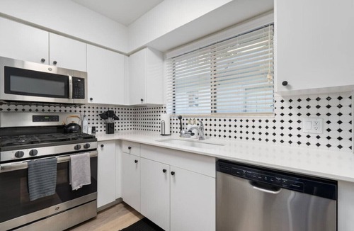 Alhambra Apartment | Cozy 2BR|10 Mins to DT PHX|Parking + W/D Included!