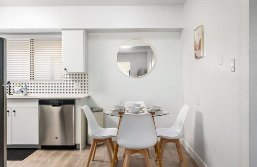 Alhambra Apartment | Cozy 2BR|10 Mins to DT PHX|Parking + W/D Included!