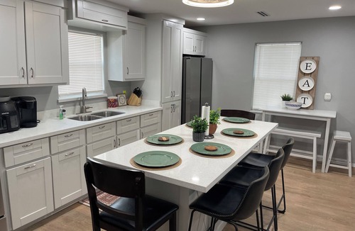 Mission House | Cozy 3-bedroom house in beautiful Mission with 1 and 1/2 restrooms by Exp. 83.