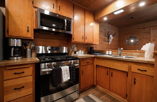 Pine Cove Cabin | Cozy 3 BR Cedar Mountain Retreat - Fireplace & Spa