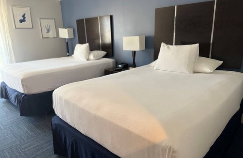 Old Towne Hotel | Cozy Beach Retreat Ideal for Families and Pet Owners with Breakfast Included