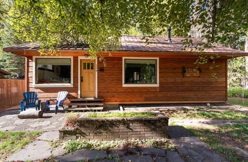 West Glacier Cabin | Cozy Cabin Walk to Glacier National Park 1 mile to GNP