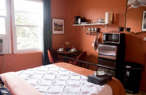 Westlake Hotel | Cozy Couple’s Studio with AC and Bathtub