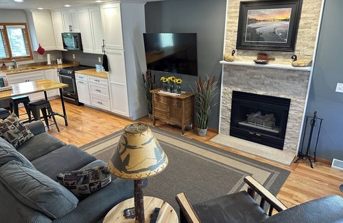 La Crosse House | Cozy Hillside Hideaway