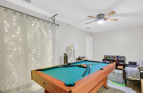 Mercedes House | Cozy Home Near Outlets SPI Beach SpaceX Sleeps 9 Game Room Truck Parking