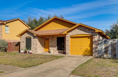 McAllen House | Cozy House by Zinnia Park! Family Home in McAllen
