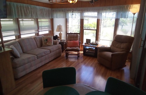 Palmhurst House | Cozy lakeside mobile home in lovely Mission with WiFi, AC, pool, hot tub, trails