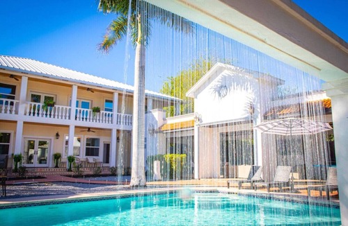 Brownsville Villa | Cozy Mansion/Pool & Jacuzzi/Cinema/Game Room