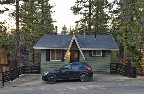 Arrowbear Lake Cabin | Cozy Mountain Getaway in Arrowbear Lake, minutes from ski resorts. Pet-Friendly!