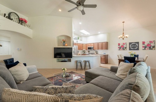 Houghton House | Cozy & Peaceful 3-bedroom house in delightful Eastside Tucson with Pool!