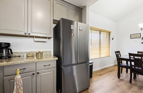 East Morningside Condo | Cozy Phoenix Condo Near Biltmore | Pool & BBQ near Golf, Dining and Shops