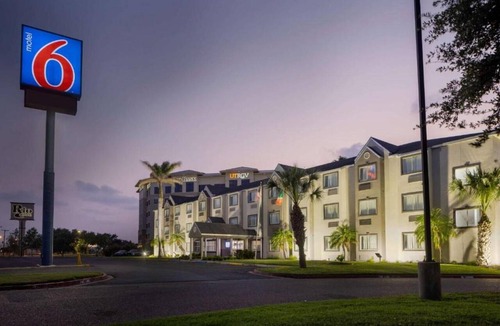McAllen Apartment | Cozy Queen Bed Room|Pool|Free Wifi