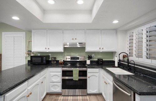 Foxfire House | Cozy Remodel, Diving Pool & Hot tub, Great Location Near Entertainment!
