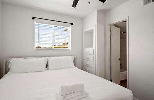 New Papago Parkway Apartment | Cozy Scottsdale Studio - King Bed, Pool, & Parking