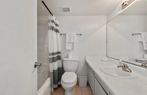 New Papago Parkway Apartment | Cozy Scottsdale Studio - King Bed, Pool, & Parking