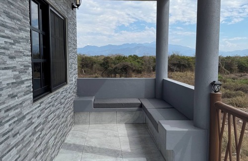 Saladita House | Cozy Second-Level Getaway with WiFi & AC in La Saladita