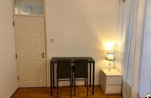 Forest Hill Apartment | Cozy Studio Flat , less than a minute from Forest Hill train station