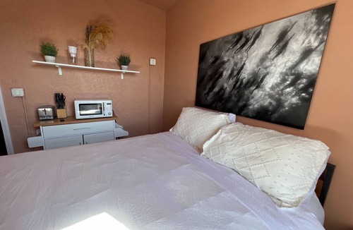 Westlake Apartment | Cozy studio in fabulous Los Angeles with refreshing AC