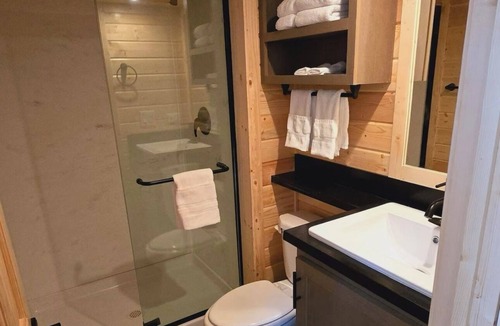 Page Cabin | Cozy Tiny Home King Room #19B